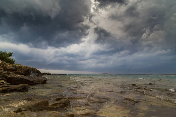 Yaz aylarında Hırvatistan, Adriyatik Denizi üzerinde dramatik fırtına bulutları