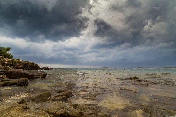 Yaz aylarında Hırvatistan, Adriyatik Denizi üzerinde dramatik fırtına bulutları