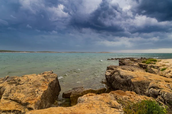 Yaz aylarında Hırvatistan, Adriyatik Denizi üzerinde dramatik fırtına bulutları