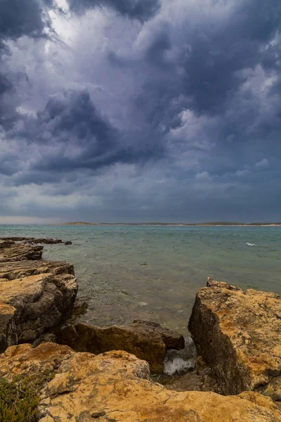 Yaz aylarında Hırvatistan, Adriyatik Denizi üzerinde dramatik fırtına bulutları