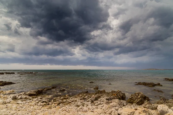 Yaz aylarında Hırvatistan, Adriyatik Denizi üzerinde dramatik fırtına bulutları