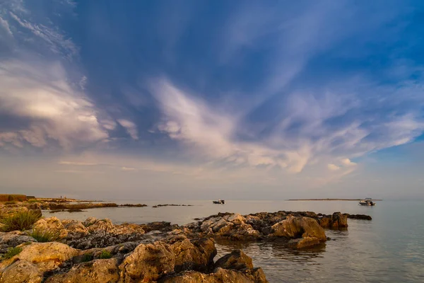 Yaz aylarında Adriyatik Denizi kıyısında güzel renklerle günbatımı fırtına