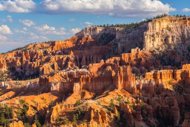 Sıcak gün batımı ışık altında parlak sahne Bryce Canyon Milli Parkı,
