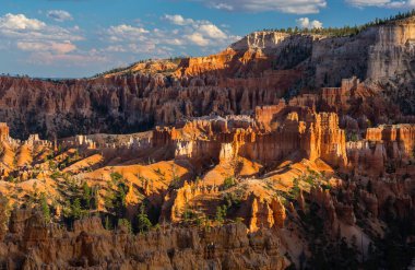 Sıcak gün batımı ışık altında parlak sahne Bryce Canyon Milli Parkı,
