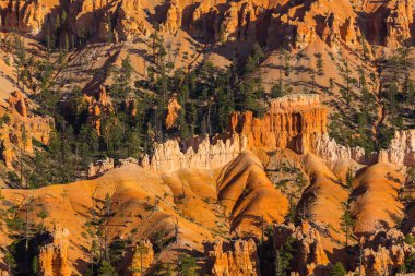Sıcak gün batımı ışık altında parlak sahne Bryce Canyon Milli Parkı,