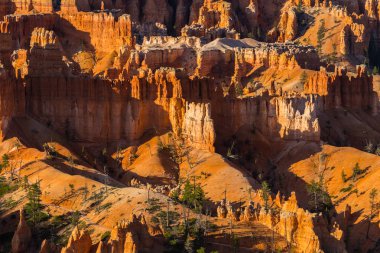 Sıcak gün batımı ışık altında parlak sahne Bryce Canyon Milli Parkı,