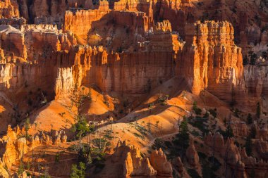 Sıcak gün batımı ışık altında parlak sahne Bryce Canyon Milli Parkı,