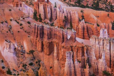 Sıcak gün batımı ışık altında parlak sahne Bryce Canyon Milli Parkı,
