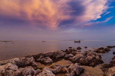 Yaz aylarında Adriyatik Denizi kıyısında güzel renklerle günbatımı fırtına