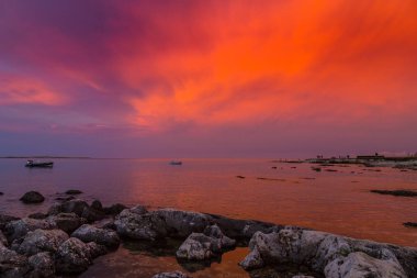 Yaz aylarında Adriyatik Denizi kıyısında güzel renklerle günbatımı fırtına