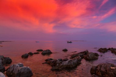 Yaz aylarında Adriyatik Denizi kıyısında güzel renklerle günbatımı fırtına