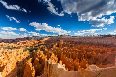 Sıcak gün batımı ışık altında parlak sahne Bryce Canyon Milli Parkı,