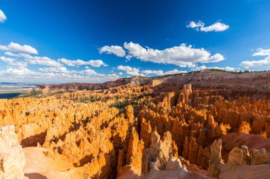 Sıcak gün batımı ışık altında parlak sahne Bryce Canyon Milli Parkı,