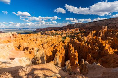Sıcak gün batımı ışık altında parlak sahne Bryce Canyon Milli Parkı,