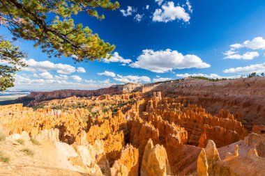 Sıcak gün batımı ışık altında parlak sahne Bryce Canyon Milli Parkı,