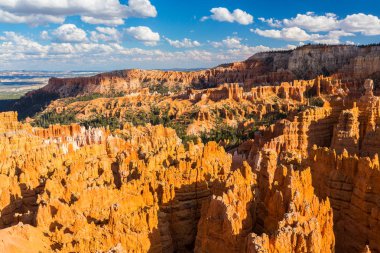 Sıcak gün batımı ışık altında parlak sahne Bryce Canyon Milli Parkı,