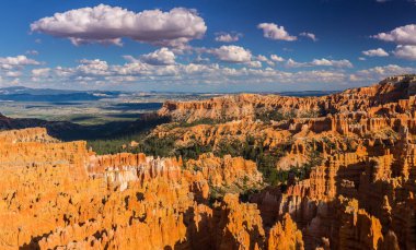 Sıcak gün batımı ışık altında parlak sahne Bryce Canyon Milli Parkı,