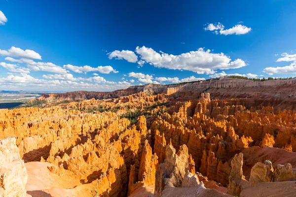 Sıcak gün batımı ışık altında parlak sahne Bryce Canyon Milli Parkı,