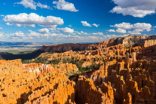 Sıcak gün batımı ışık altında parlak sahne Bryce Canyon Milli Parkı,
