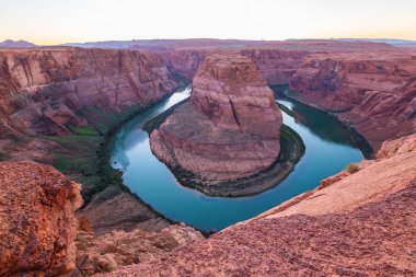 Horseshoe Bend, Arizona, gün batımında manzara, açık bir sonbahar gününde