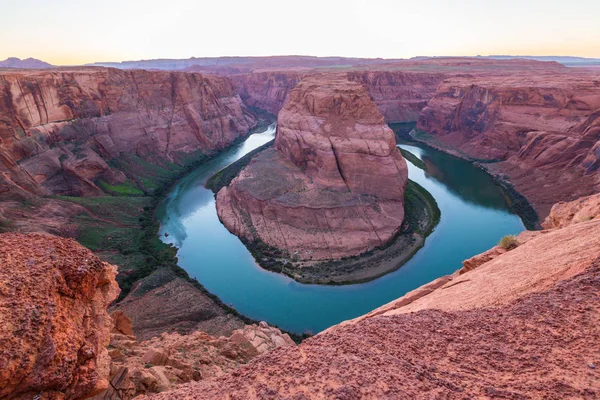 Horseshoe Bend, Arizona, gün batımında manzara, açık bir sonbahar gününde
