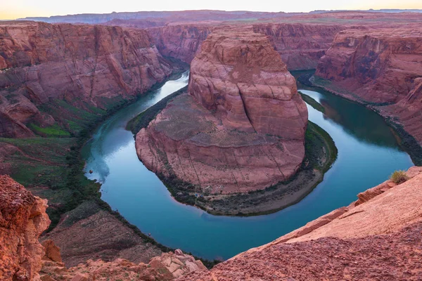 Horseshoe Bend, Arizona, gün batımında manzara, açık bir sonbahar gününde