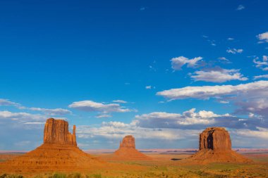 Gün batımında Monument Valley, Arizona, pastoral sahne