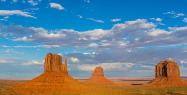 Gün batımında Monument Valley, Arizona, pastoral sahne