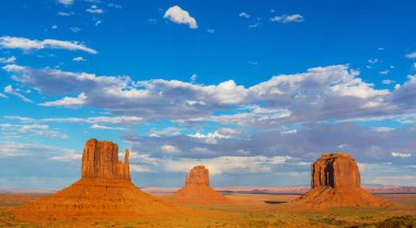 Gün batımında Monument Valley, Arizona, pastoral sahne