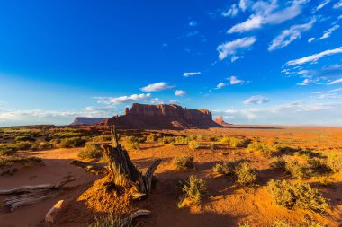 Gün batımında Monument Valley, Arizona, pastoral sahne