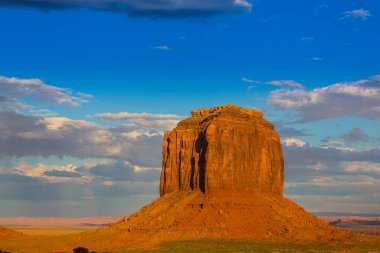 Gün batımında Monument Valley, Arizona, pastoral sahne