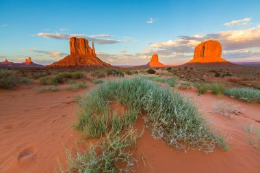 Gün batımında Monument Valley, Arizona, pastoral sahne