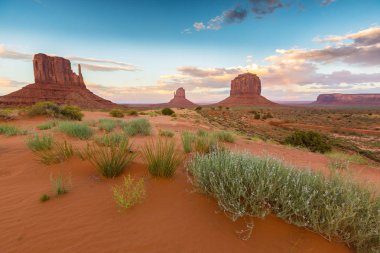 Gün batımında Monument Valley, Arizona, pastoral sahne