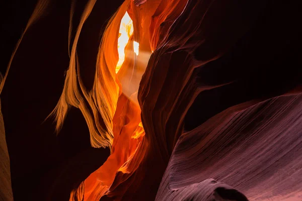 Formazioni di arenaria rossa in Antelope Canyon, Arizona — Foto Stock