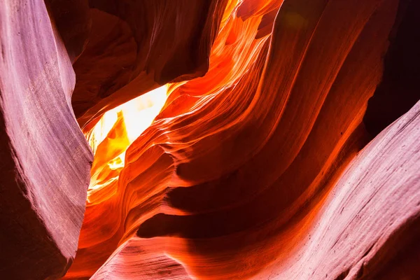 Formazioni di arenaria rossa in Antelope Canyon, Arizona — Foto Stock