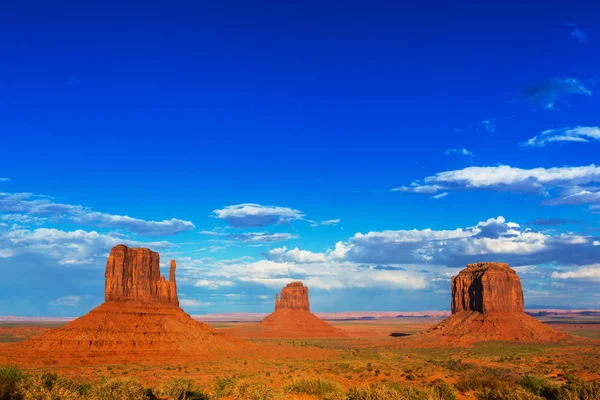 Gün batımında Monument Valley, Arizona, pastoral sahne