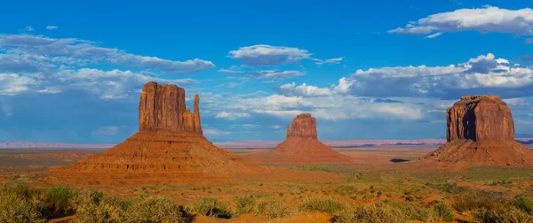 Gün batımında Monument Valley, Arizona, pastoral sahne