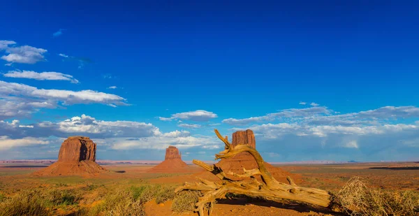 Idylická krajina v Monument Valley, Arizona, při západu slunce — Stock fotografie