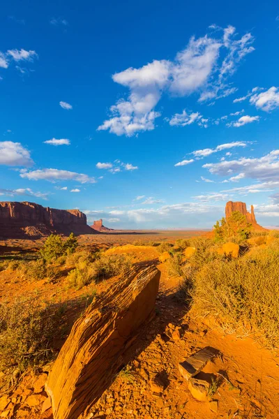 Idylická krajina v Monument Valley, Arizona, při západu slunce — Stock fotografie