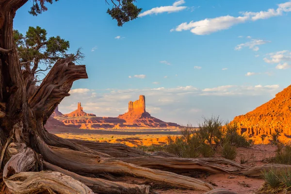 Paisagem idílica em Monument Valley, Arizona, ao pôr-do-sol — Fotografia de Stock