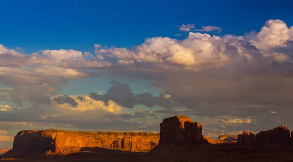 Idyllische Landschaft im Monumentaltal, arizona, bei Sonnenuntergang — Stockfoto