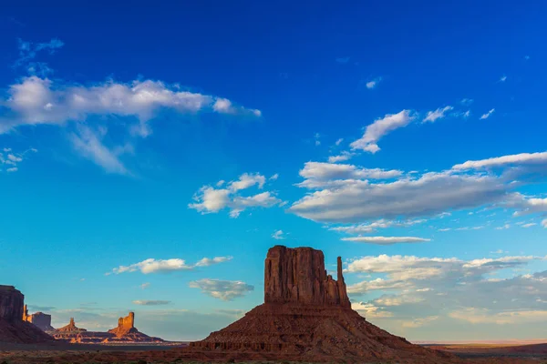 Peisaj idilic în Monument Valley, Arizona, la apus de soare — Fotografie, imagine de stoc