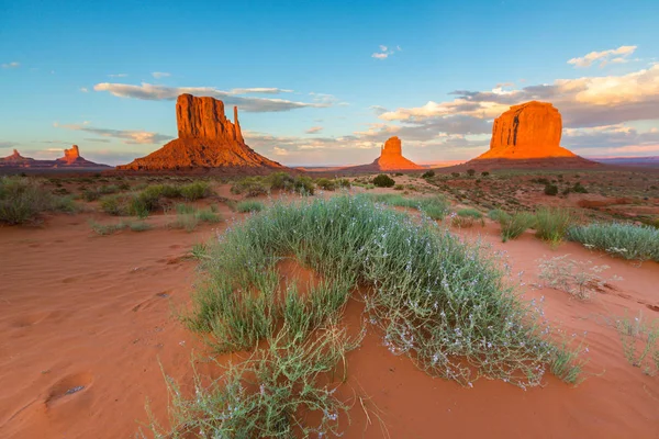 Gün batımında Monument Valley, Arizona, pastoral sahne