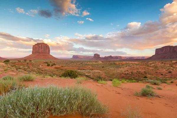 Peisaj idilic în Monument Valley, Arizona, la apus de soare — Fotografie, imagine de stoc