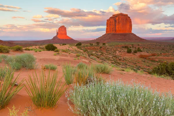 Paisagem idílica em Monument Valley, Arizona, ao pôr-do-sol — Fotografia de Stock