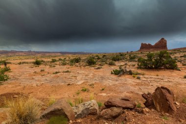 Gün batımında Arizona Çölü'nde dramatik fırtına bulutları