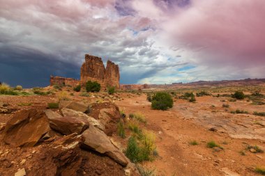 Gün batımında Arizona Çölü'nde dramatik fırtına bulutları