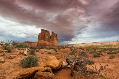 Gün batımında Arizona Çölü'nde dramatik fırtına bulutları