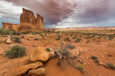Gün batımında Arizona Çölü'nde dramatik fırtına bulutları