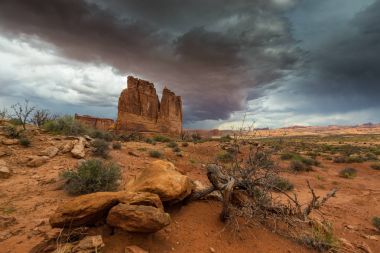 Gün batımında Arizona Çölü'nde dramatik fırtına bulutları